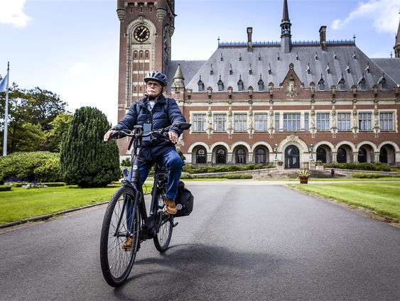 Stand.nl: 'Alle fietsers moeten een helm op'