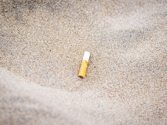 Stichting De Noordzee wil minder sigarettenpeuken op het strand en begint actie