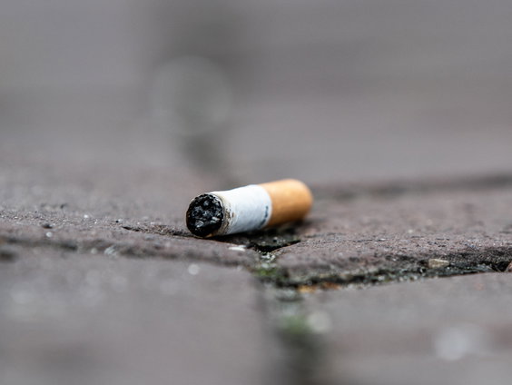 Gemeenten willen dat tabaksindustrie alle opruimkosten van peuken betaalt