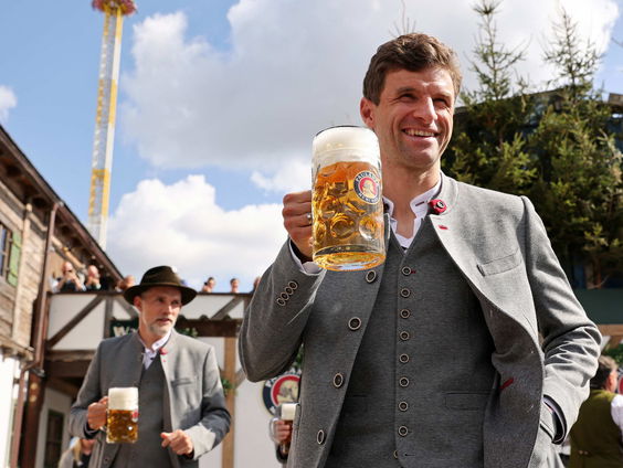 Duitsers spreken beter Nederlands na biertje: merkt zanger Dennie Christian dit ook?