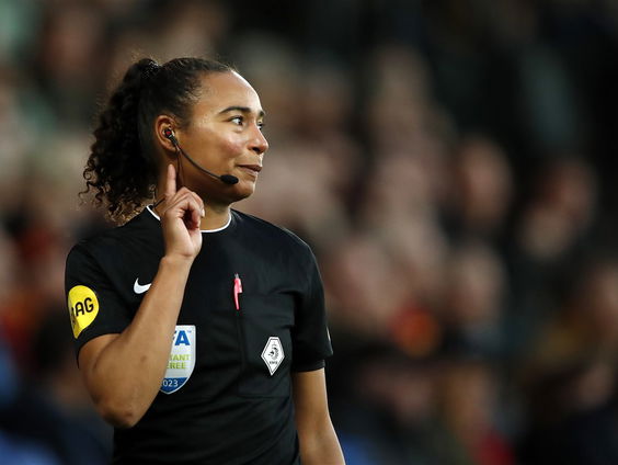 Olympische droom komt uit voor voetbalscheidsrechter Franca Overtoom