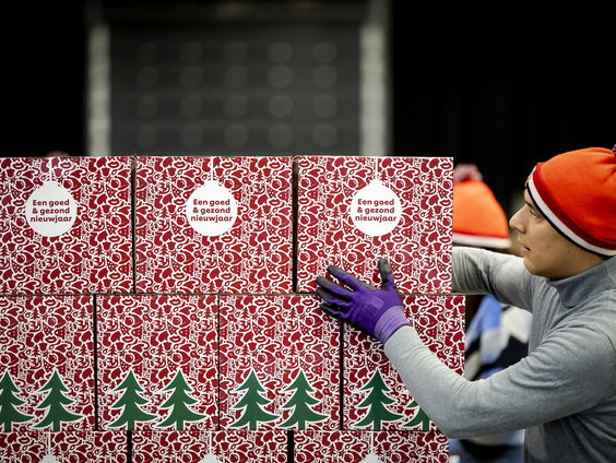 Voedselbank pakt kerstpakketten in voor armste Nederlanders