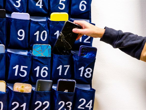 Schrijfster Marjon Hoffman ontwikkelt voor schoolkinderen een telefoonboekje als vervanging voor de smartphone