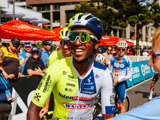 Wie is de wielrenner Biniam Girmay?