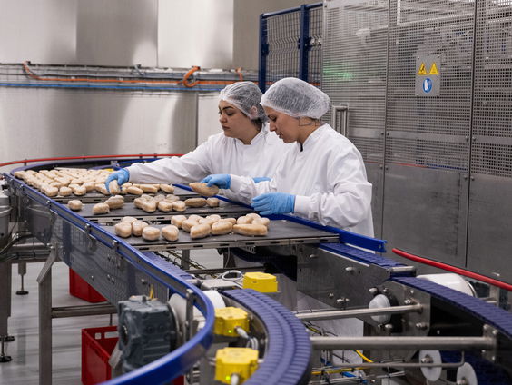 Arbeidsinspectie: arbeidsmigranten in vleessector nog steeds slecht behandeld