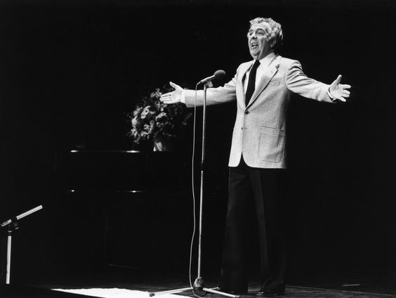 Terug naar Toen: De allereerste oudejaarsconference met Wim Kan