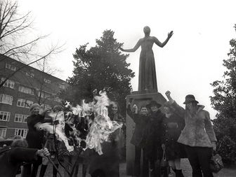 De Dolle Mina's staan weer op de barricade: is het dan allemaal voor niks geweest?