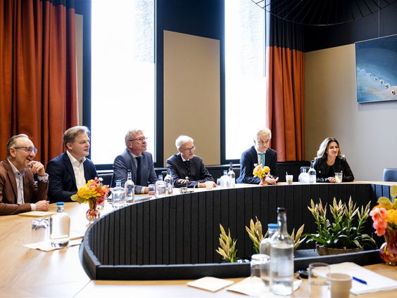 Nieuwsforum: oud kabinet regeert nog door ‘hoort bij het spel’