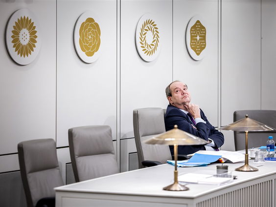 Gasgedeputeerde Susan Top volgt het Groningen-debat in de Eerste Kamer