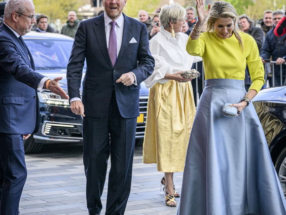 Koningspaar viert koningsdag in Emmen
