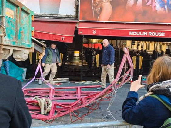 Bert biedt excuses aan voor het vallen van de wieken van de Moulin Rouge