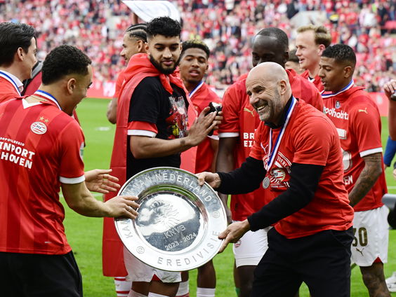 Feest op het veld van PSV: ''Het was alleen nog afwachten wanneer ze kampioen zouden worden''
