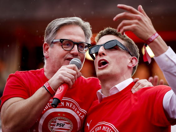 Guus Meeuwis stond als jeugdtrainer op veld tijdens winst PSV: "Meest romantische manier"