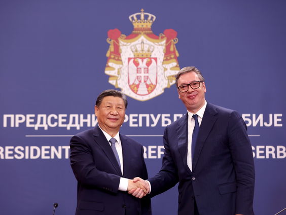 Chinese president Xi op bezoek in Servië