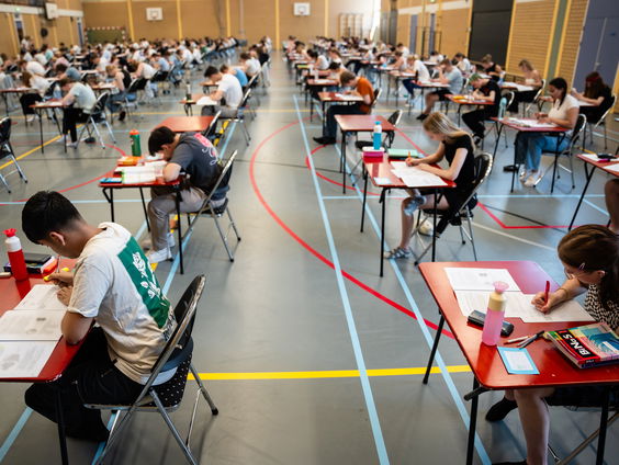 Scholieren voor derde jaar op rij minder tevreden over school