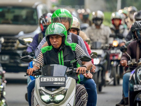 Onderbetaalde scootertaxi's in Indonesië krijgen meer inkomsten na protesten