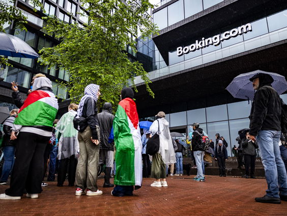 Organisaties doen aangifte tegen Booking.com vanwege profiteren van Israëlische oorlogsmisdrijven