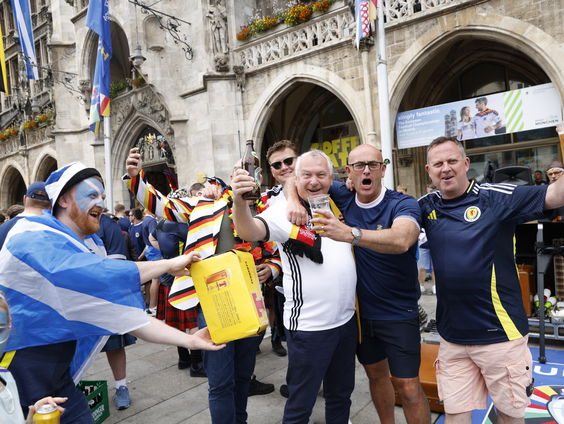 Hoe is de sfeer in aanloop naar het EK?