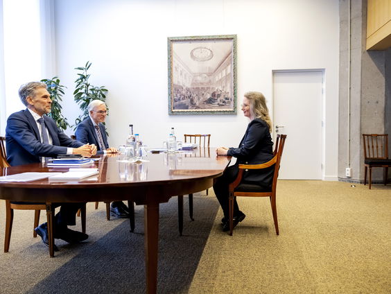 Bewindslieden op gesprek bij formateur Van Zwol