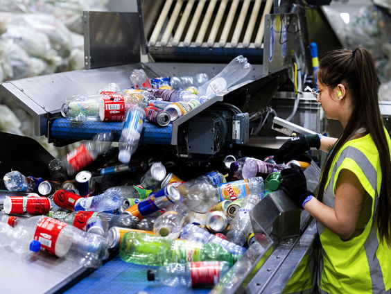 Statiegeldverzamelaars starten eigen vakbond: The Amsterdam Can Collective