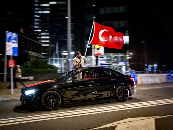 Waarom toeteren Turkse supporters?