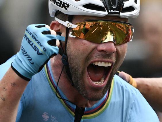 Cavendish snelt in Tour naar 35e etappewinst en rijdt record Mercks uit de boeken