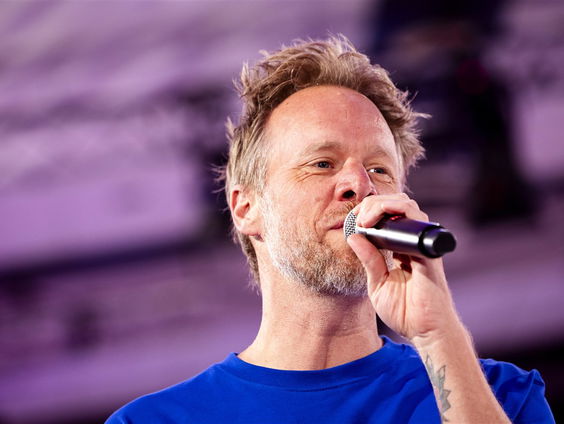 Diggy Dex over grote taalfouten in 'Treur Niet' en zijn nieuwe zomersingle 'Het Zou Maar Eenzaam Zijn'