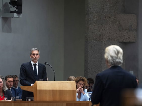 Stand.nl: 'De start van dit kabinet is een gênante vertoning'