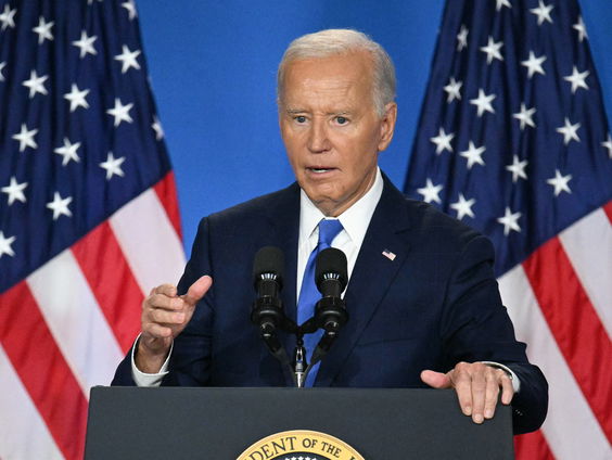 Biden noemt president Zelensky per ongeluk 'Poetin' na NAVO-top