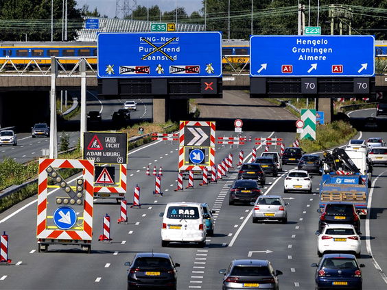 Wie bepaalt er welke plaatsnamen op de borden langs de snelweg staan?