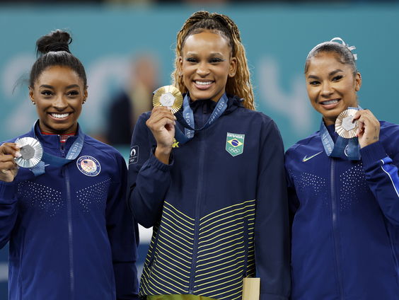 Simone Biles beëindigt Olympische Spelen met zilver op vloer en drie gouden medailles