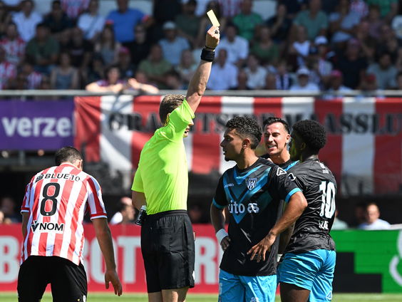 Chris Kronshorst (78) ontving de eerste gele kaart in de Eredivisie