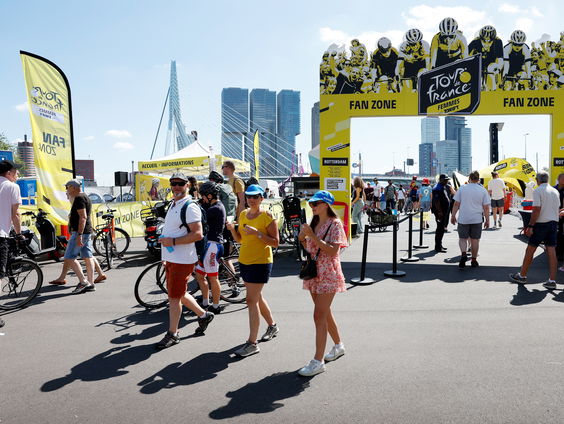 Tour de Femmes start in Rotterdam: Verslaggever Steven Dalebout praat je bij!