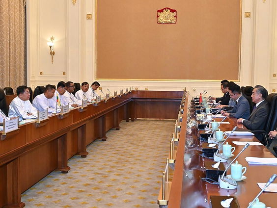 Chinese minister van Buitenlandse Zaken bezoekt Myanmar te midden nieuwe gevechten tussen junta en rebell ...