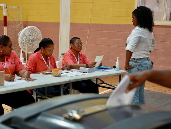 Waarom is er onenigheid tussen de overheid en katholieke school op Sint-Maarten over haardracht?