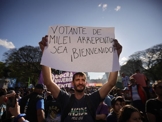 Milei's economische maatregelen onder druk: Armoede en afname van steun in Argentinië