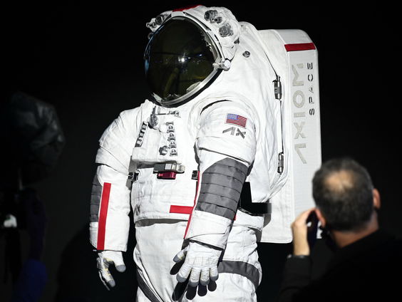 Prada presenteert nieuwe ruimtepakken voor NASA