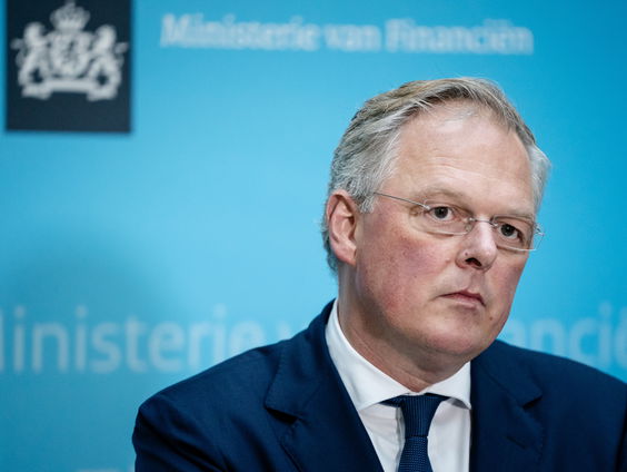 Staatssecretaris Idsinga van Financien treedt af