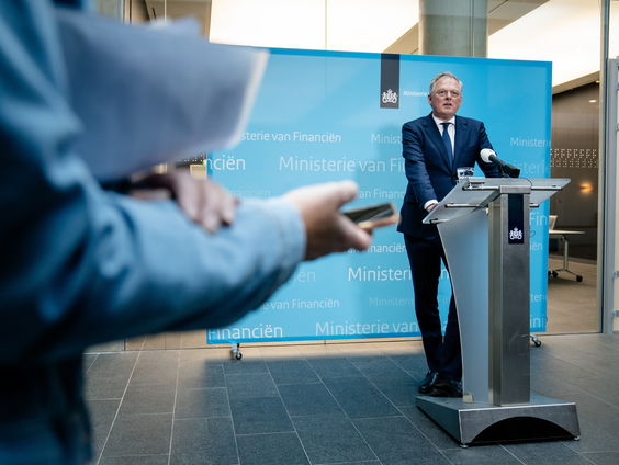 Oud-staatssecretaris Idsinga deelt gegevens zakelijke belangen, twee dagen na vertrek