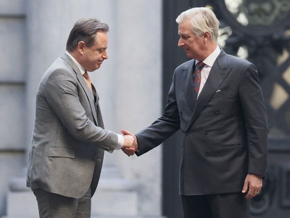 Belgische formateur Bart de Wever dient voor de tweede keer zijn ontslag in bij koning Filip