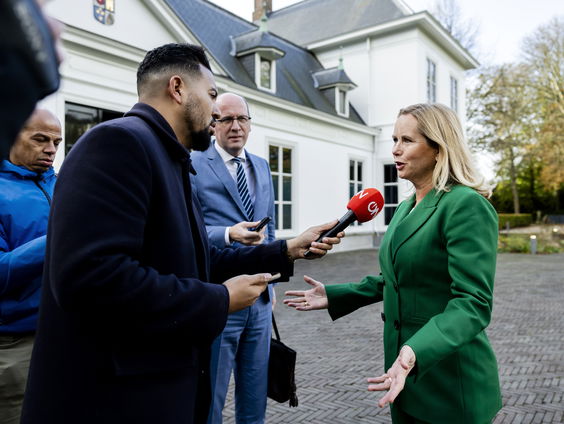 Minister Klever wil flink snoeien in ontwikkelingshulp: hoe erg is dat?