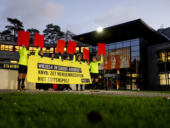 Amnesty International protesteert bij de KNVB Campus in Zeist tegen WK voetbal-kandidatuur Saoedi Arabië