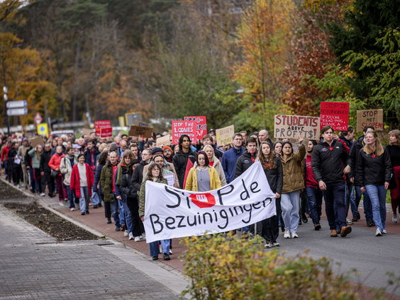 Estafettestaking tegen bezuinigingen in het hoger onderwijs van start