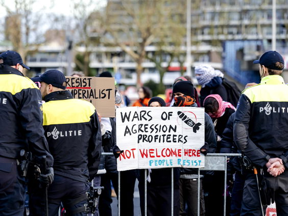 Hebben demonstranten bij wapenbeurs een punt?