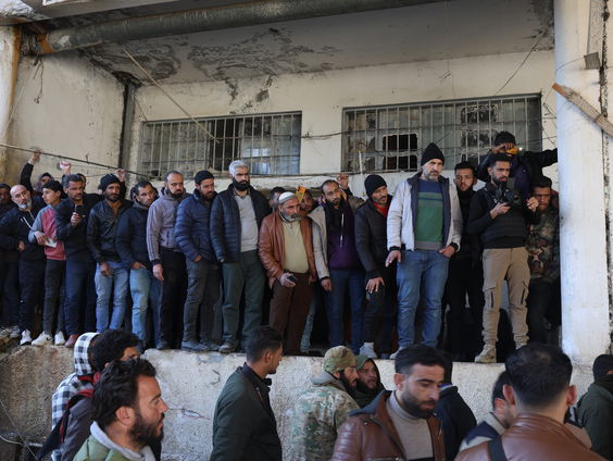 Syriërs gaan in gevangenis Sednaya op zoek naar hun vermiste naasten