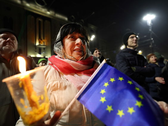 Geweld tegen protesten in Georgië wordt grimmig