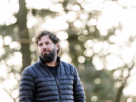 Hendrik-Jan Bökkers over de nieuwe serie Woeste Grond: "Het acteren vond ik heel spannend"