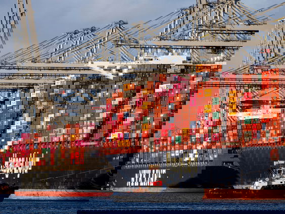 Zorgen om Rotterdamse haven: gemeente en provincie roepen het kabinet op in te grijpen