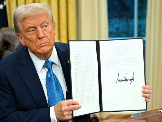 Trump tekent decreten aan de lopende band