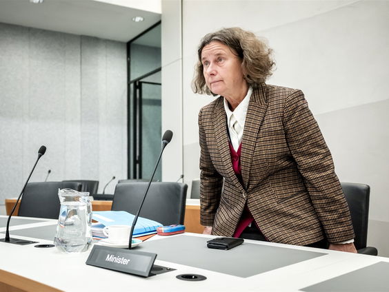 Huisvriend Sonny Motké over de financiering van het Centraal Orgaan opvang asielzoekers